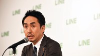 東京証券取引所第１部に新規上場し、記者会見を開くＬＩＮＥの出澤剛社長＝２０１６年７月１５日、中村藍撮影