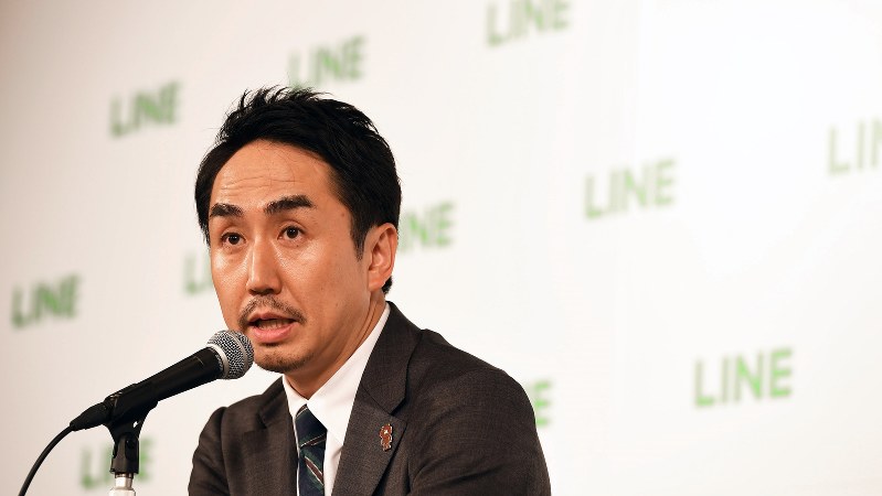 東京証券取引所第1部に新規上場し、記者会見を開くLINEの出澤剛社長=2016年7月15日、中村藍撮影
