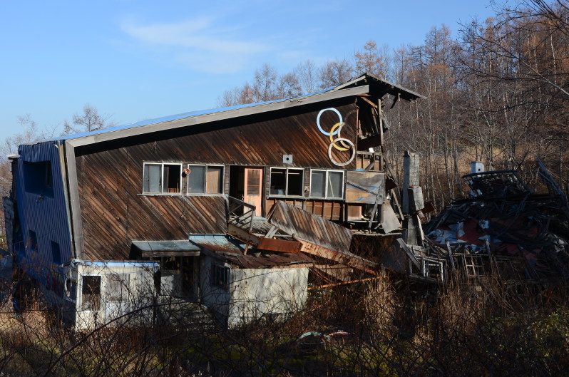 半壊状態だった札幌五輪ボブスレー競技場のゴールハウス=札幌市手稲区で2014年11月