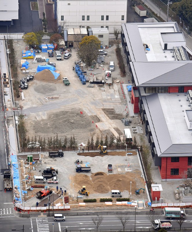 工事がストップした森友学園の小学校用地=大阪府豊中市で2017年3月14日午後2時57分、本社ヘリから森園道子撮影