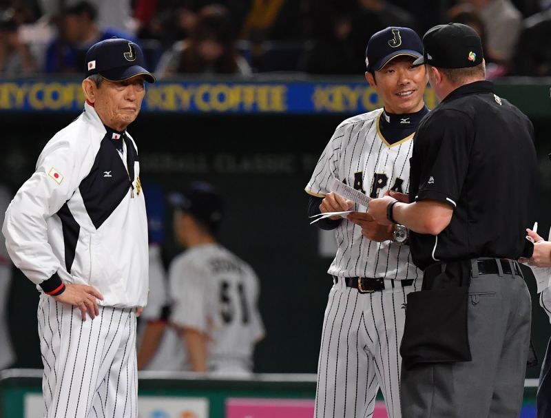 【日本―イスラエル】 六回表に投手交代を告げる小久保監督(右奥)。左は権藤コーチ=東京ドームで2017年3月15日、宮間俊樹撮影