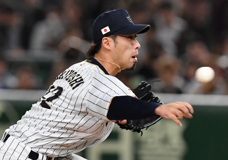 【日本―イスラエル】 八回表から登板した4番手の秋吉=東京ドームで2017年3月15日、宮間俊樹撮影