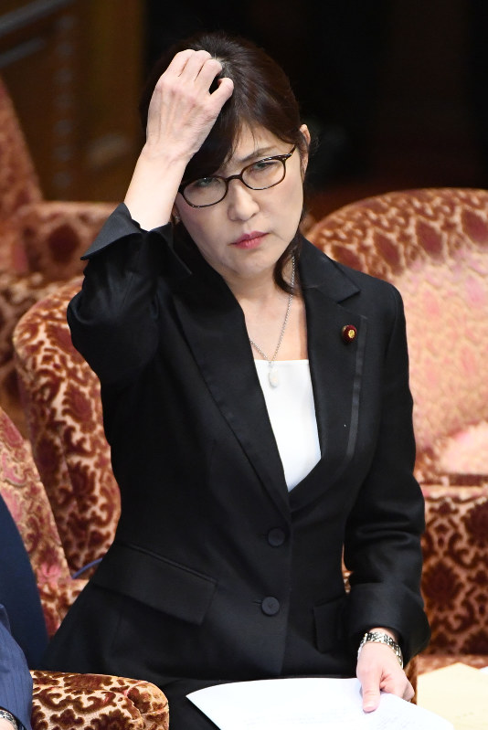 参院予算委員会で学校法人「森友学園」との関係について民進・杉尾秀哉氏の質問を聞く稲田朋美防衛相=国会内で2017年3月15日午前10時27分、川田雅浩撮影