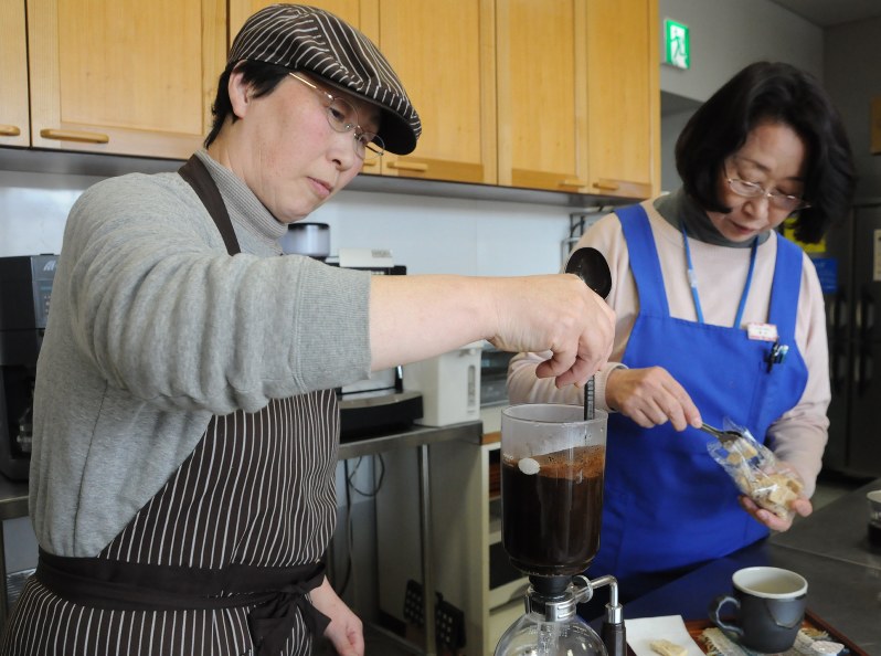サイホンを使ってコーヒーを1杯ずつ丁寧にいれる志賀さん(左)=福島県二本松市の「コーヒータイム」で2017年2月15日、石井尚撮影