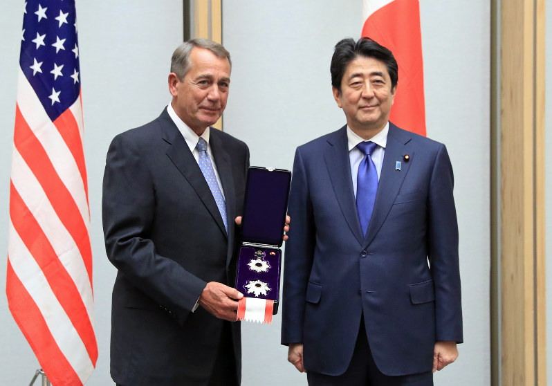 旭日大綬章 ベイナー前下院議長の授与式 首相官邸で 毎日新聞