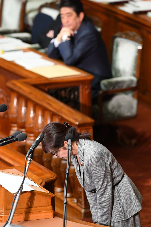 衆院本会議で学校法人「森友学園」の代理人弁護士として裁判所に出廷していたとの指摘に対し、これまでの答弁を撤回して頭を下げる稲田朋美防衛相(手前)。奥は安倍晋三首相=国会内で2017年3月14日午後1時56分、川田雅浩撮影