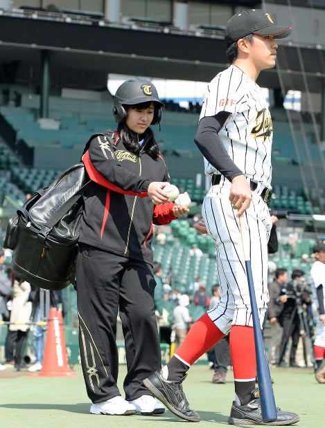 選抜高校野球：女子マネも夢の舞台に緊張 甲子園練習参加 | 毎日新聞