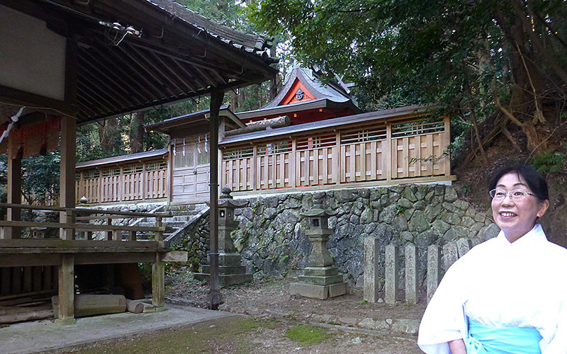 修復された瑞垣が美しい葛木御歳神社本殿の前に立つ宮司の東川優子さん=奈良県御所市東持田で、皆木成実撮影