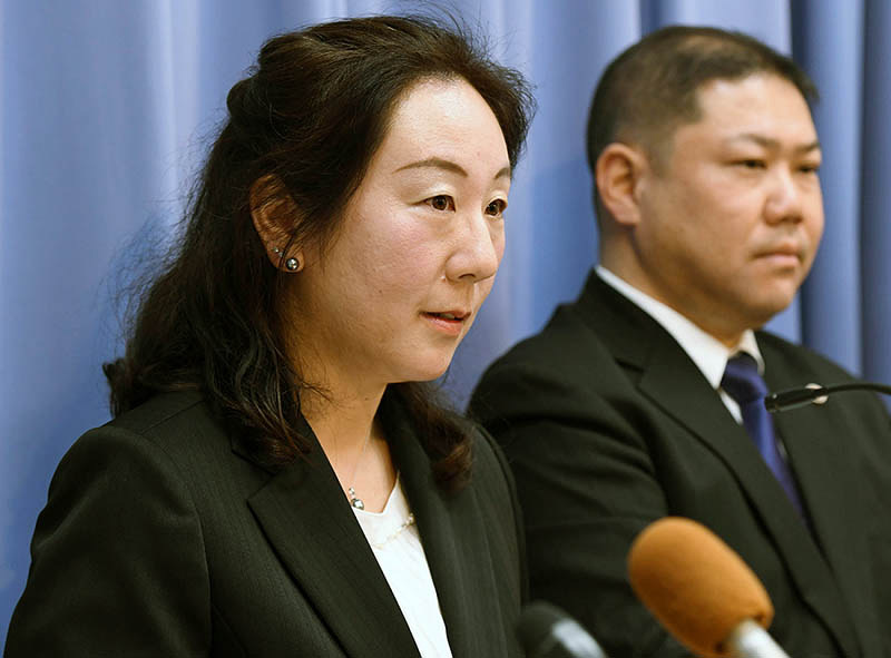 記者会見する塚本幼稚園退園者の保護者(左)と弁護士=大阪市中央区で2017年3月15日午前10時43分、山崎一輝撮影