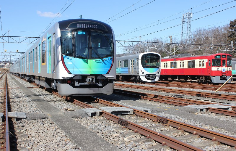 25日から運行される「S-TRAIN」(左)
