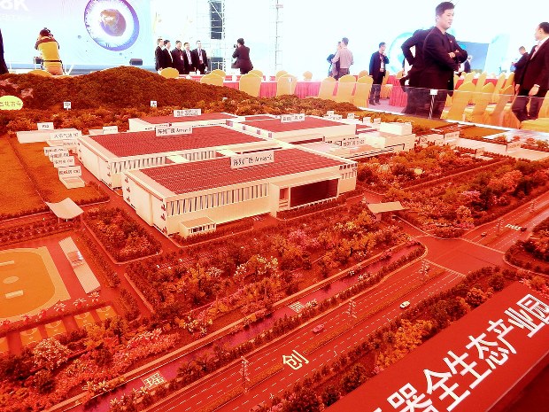 広州に整備される新工場の模型。世界最大級の液晶パネル工場で、郭台銘会長が攻略を目指す「8K」対応パネルの製造拠点となる=2017年3月1日、赤間清広撮影