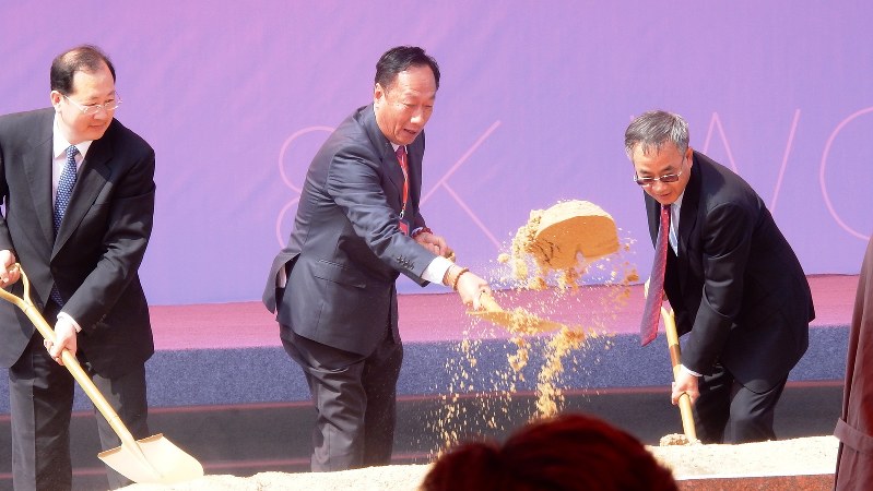 液晶パネル工場の起工式でくわ入れをする鴻海精密工業の郭台銘会長(中央)と胡春華・広東省党委書記(右)=中国・広東省広州で2017年3月1日、赤間清広撮影