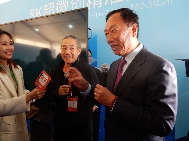 大勢のメディア関係者に囲まれ、グループの戦略を語る郭台銘会長。東芝の半導体メモリー事業買収にも高い関心を示した=2017年3月1日、赤間清広撮影