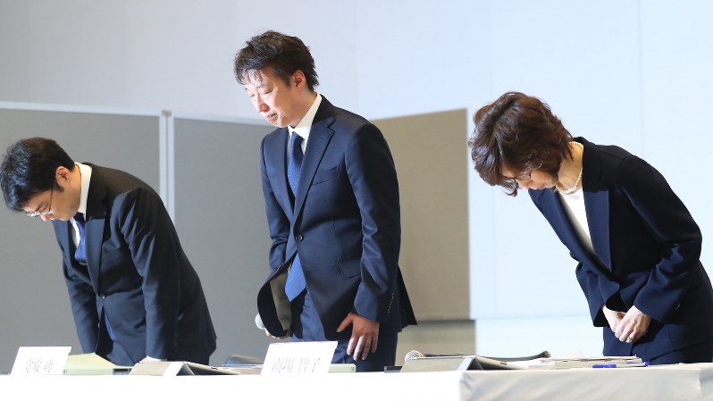 記者会見で頭を下げるディー・エヌ・エーの南場智子会長(右)と守安功社長=2017年3月13日、長谷川直亮撮影