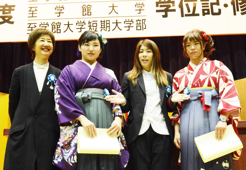 至学館大の卒業式で笑顔を見せる(左から)谷岡郁子学長、土性沙羅選手、吉田沙保里副学長、川井梨紗子選手=大府市の同大で