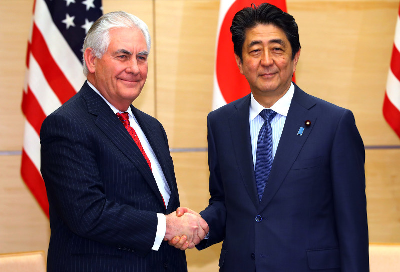 ティラーソン米国務長官(左)と握手する安倍晋三首相=首相官邸で2017年3月16日午後4時26分、小川昌宏撮影
