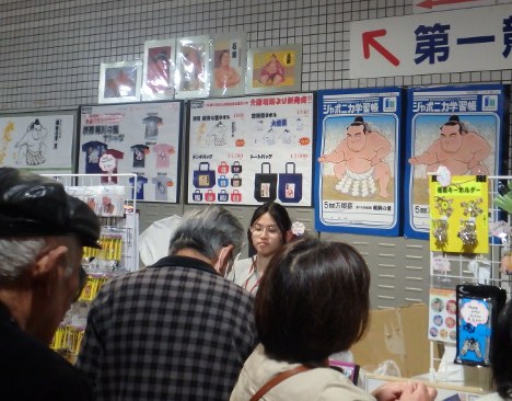 稀勢の里の関連グッズを販売する特設売店は人だかりが絶えない＝大阪市浪速区のエディオンアリーナ大阪で、坂本太郎撮影