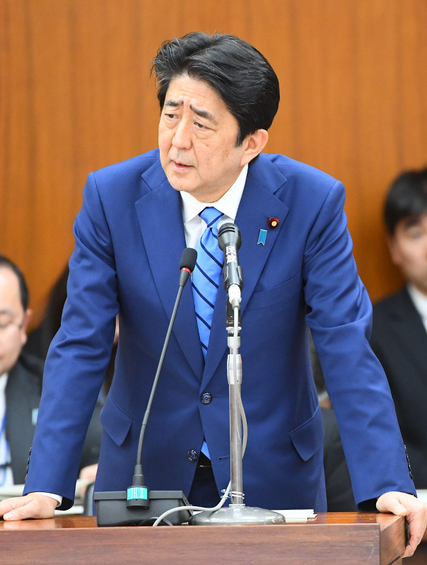 衆院外務委員会で学校法人「森友学園」の籠池泰典理事長による自らの寄付金に関する発言について民進・福島伸享氏の質問に答える安倍首相=国会内で2017年3月17日午後4時半、川田雅浩撮影