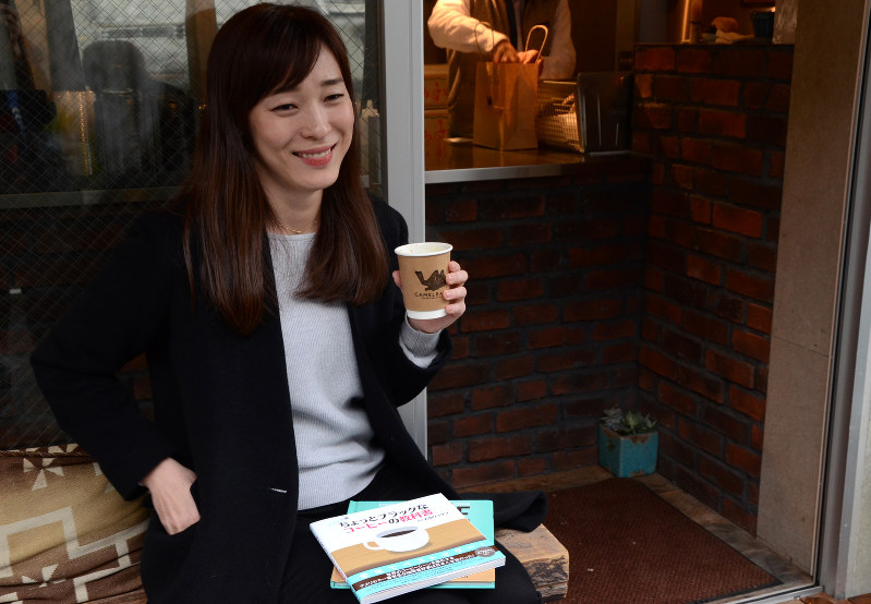 東京都渋谷区の「キャメルバック」でコーヒーを飲む岩田リョウコさん=中嶋真希撮影