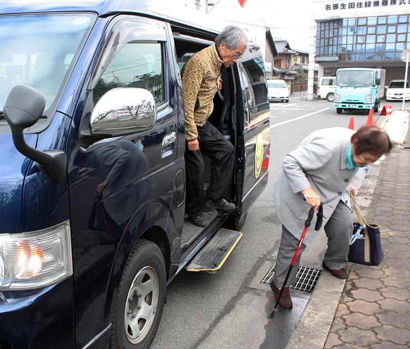 百合が丘地区の外出支援を利用する高齢者=三重県名張市元町で、広瀬晃子撮影