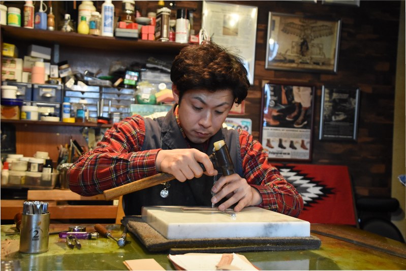 店内にある作業場でハンドメードの革製品を作る中田将さん=いずれも青森市安方2の「Drover’s Cottage」で