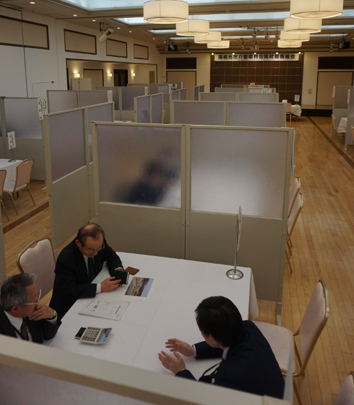 県内各地で開かれている介護人材の就職相談会も参加者の姿はまばらだ=南相馬市原町区で