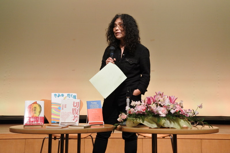 参加者から寄せられた相談に応える伊藤比呂美さん=横浜市戸塚区で