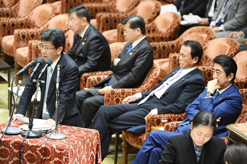 衆院予算委員会で学校法人「森友学園」への国有地売却問題について共産・宮本岳志氏の質問に答える財務省の佐川宣寿理財局長(左)。右端は安倍晋三首相=国会内で2月24日、川田雅浩撮影