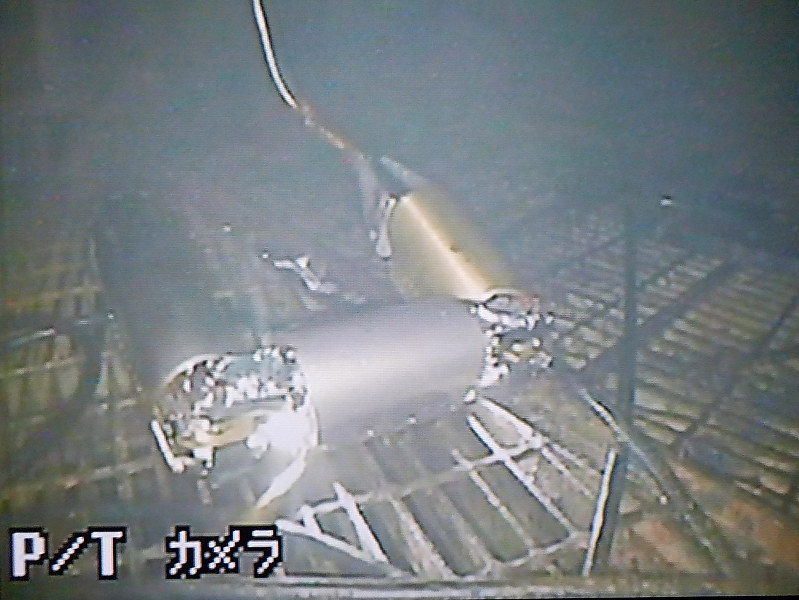 福島第1原発1号機の原子炉格納容器の内部を走行する調査用ロボット=2017年3月18日、国際廃炉研究開発機構提供