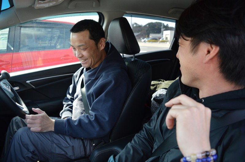 ライズペーパードライバーズクラブの中島敦代表(右)の運転指導を受ける足立守和さん=浜松市中区で