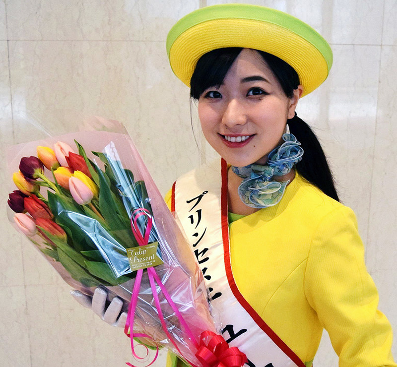 「となみチューリップフェア」のPRをする伊勢雛子さん=大阪市北区の毎日新聞大阪本社で、竹内梓撮影