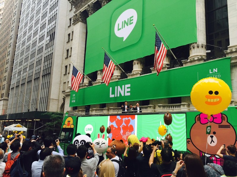 ニューヨーク証券取引所のLINE上場を記念する装飾=2016年7月14日、清水憲司撮影