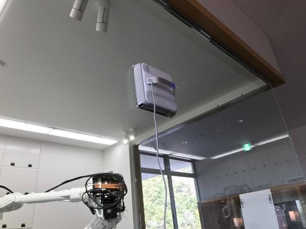 窓ふきロボット