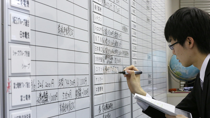 ホワイトボードに書き込まれる各社春闘の回答(3月15日)=宮武祐希撮影