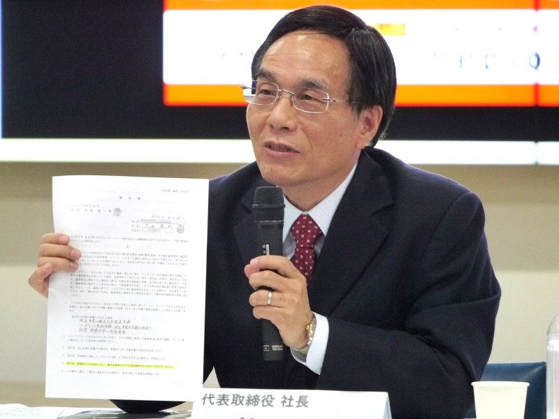 記者会見で1枚の書類を報道陣に示すシャープの戴正呉社長(※掲載にあたり写真を一部加工しています)