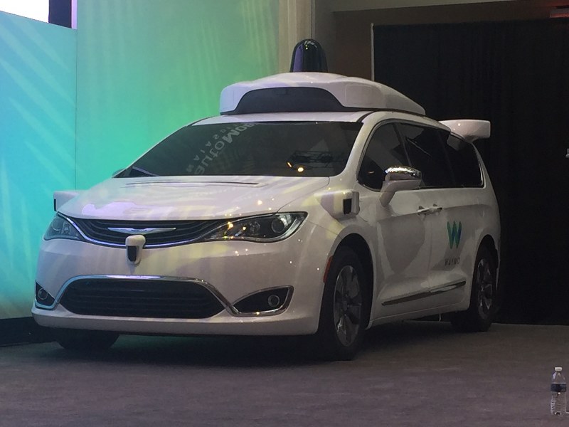 グーグル子会社ウェイモの自動運転車。屋根の上に「ライダー」と呼ばれる装置が載っている=清水憲司撮影