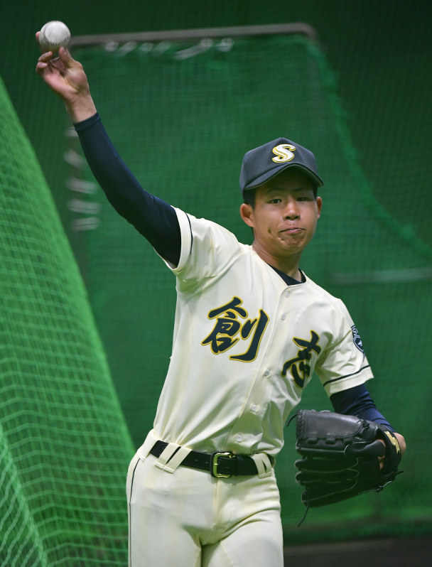 選抜高校野球：創志学園と福岡大大濠、室内練習場で汗 | 毎日新聞