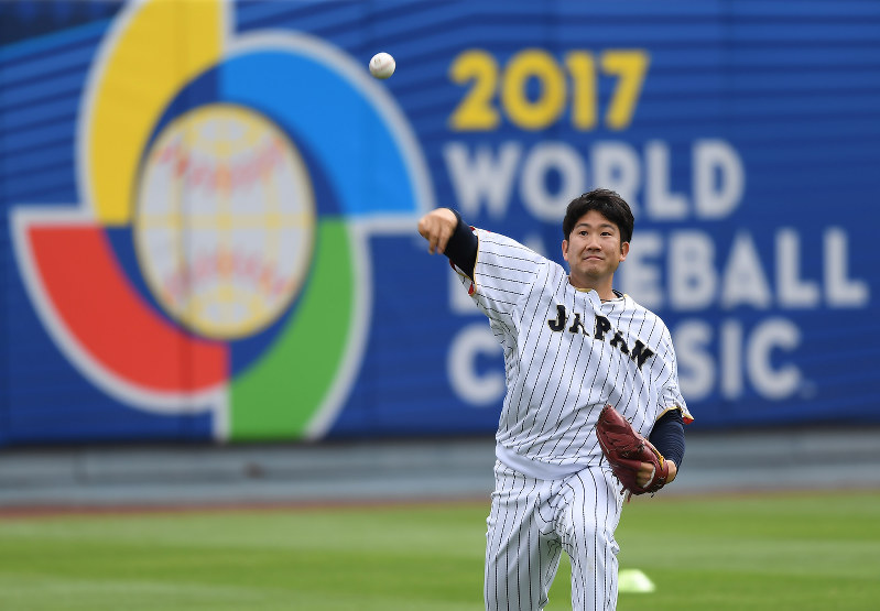 準決勝の米国戦を前に、キャッチボールをする菅野=米カリフォルニア州ロサンゼルスのドジャースタジアムで2017年3月20日、久保玲撮影