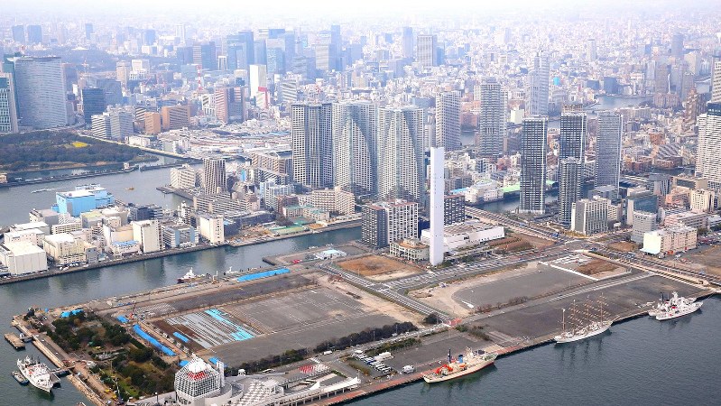 東京五輪選手村予定地と勝どき、月島、晴海など沿岸部の高層建築群=東京都中央区で2016年3月16日、山本晋撮影