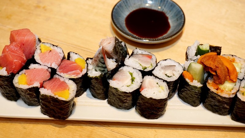 「細巻き三種盛り」(1280円税込み、以下同)。内容はおまかせで、マグロ系が必ず一種入る