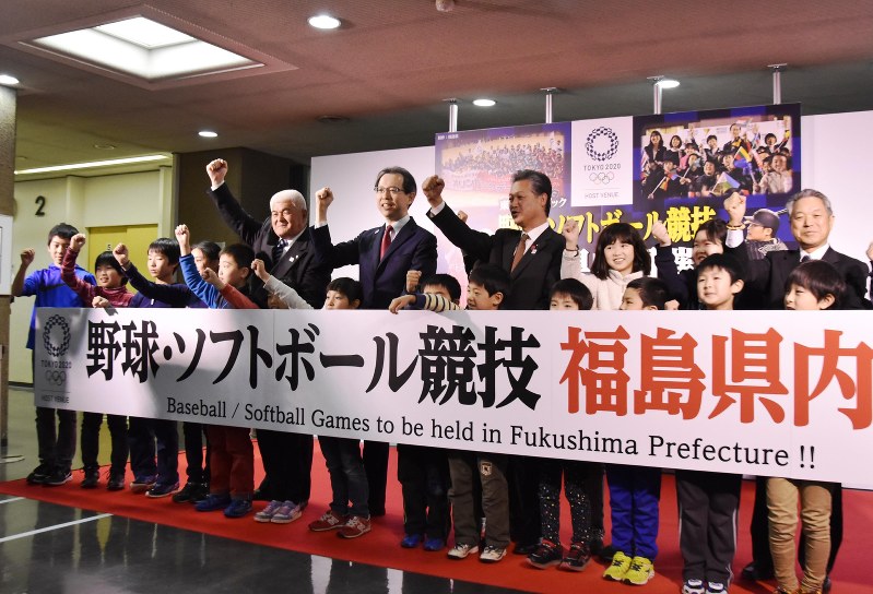 東京五輪の野球・ソフトボールの福島開催をPRする児童ら=県庁で