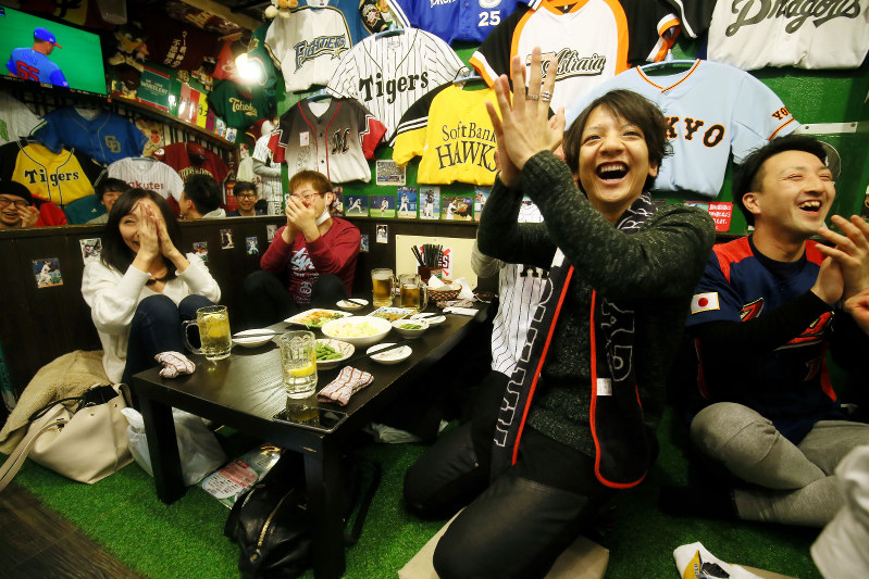WBC準決勝をテレビで観戦し、菊池の同点本塁打に盛り上がる人たち=東京都千代田区で22日午後0時3分、森田剛史撮影