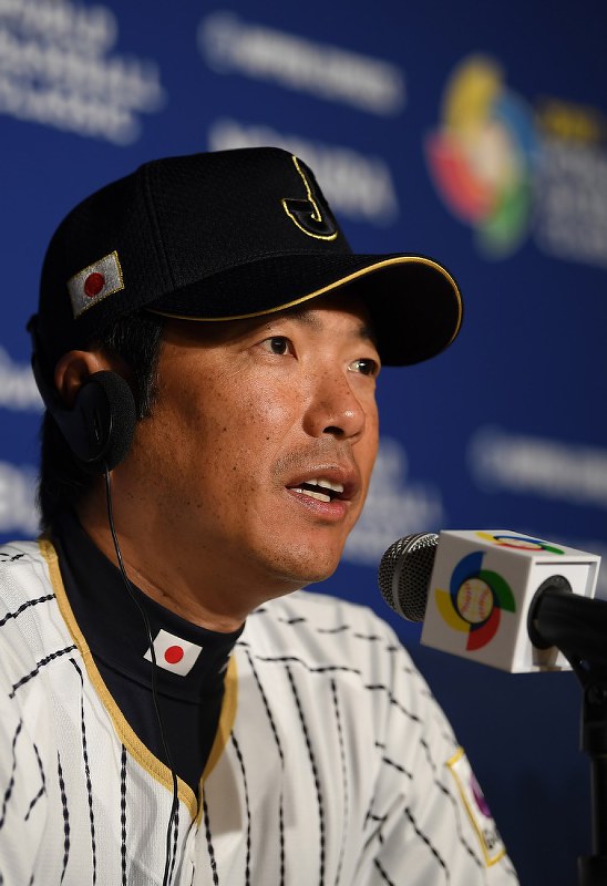 記者会見で準決勝への意気込みを語る小久保監督=久保玲撮影