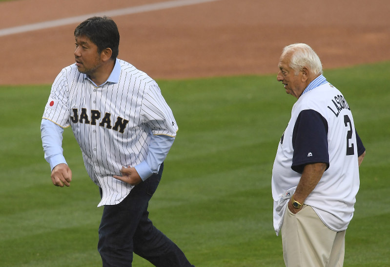 【日本―米国】始球式を務めた野茂英雄さん(左)。右はトミー・ラソーダさん=米カリフォルニア州ロサンゼルスのドジャースタジアムで2017年3月21日、久保玲撮影