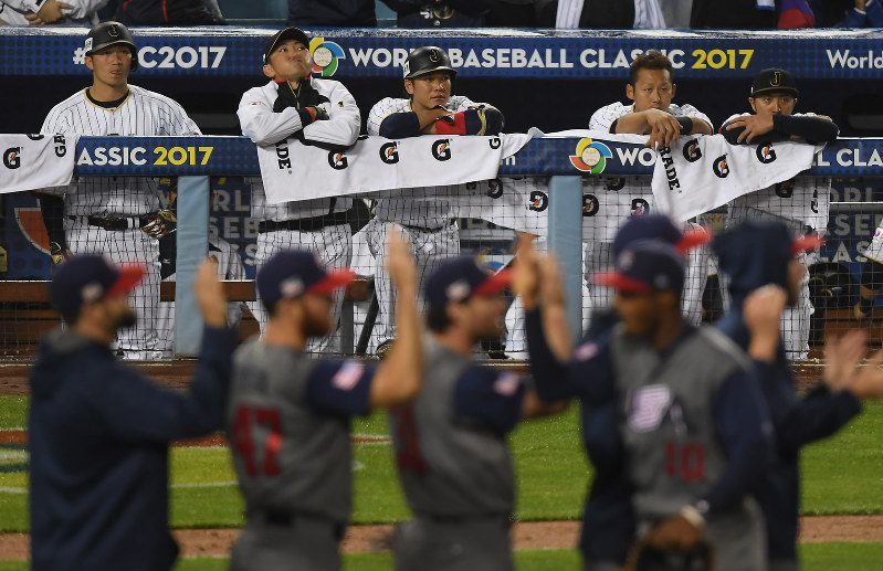 【日本-米国】米国に敗れ、厳しい表情の日本の選手たち=米カリフォルニア州ロサンゼルスのドジャースタジアムで2017年3月21日、久保玲撮影