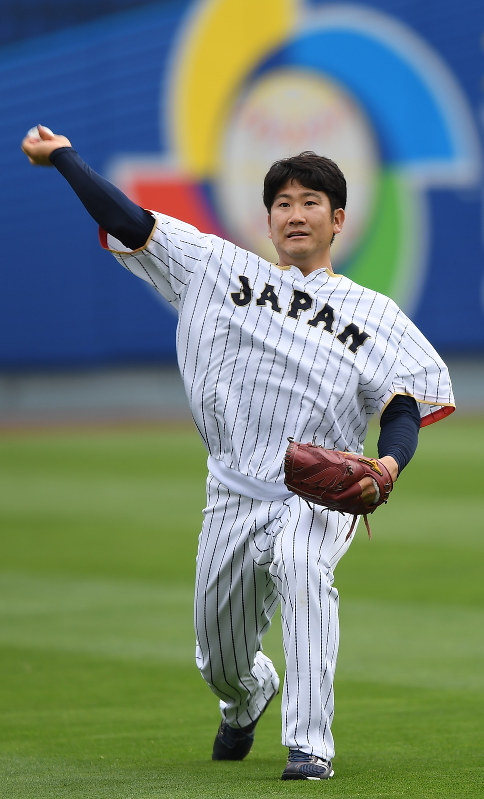 準決勝の米国戦を前に、キャッチボールをする菅野=米カリフォルニア州ロサンゼルスのドジャースタジアムで2017年3月20日、久保玲撮影