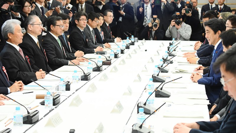 働き方改革実現会議で発言する安倍晋三首相(右列中央)=2017年3月17日、川田雅浩撮影