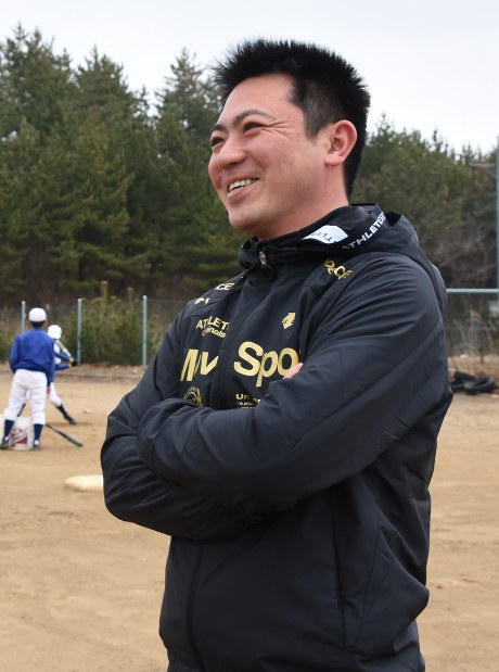 第８９回選抜高校野球 秋田からエース応援 桜中で長谷川投手指導 佐々木博文さん 宮城 毎日新聞