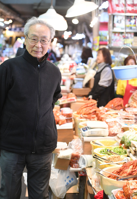 大阪・鶴橋を憂いを帯びた表情で歩く金時鐘さん。「平和が続けばええがなあ」=大西岳彦撮影