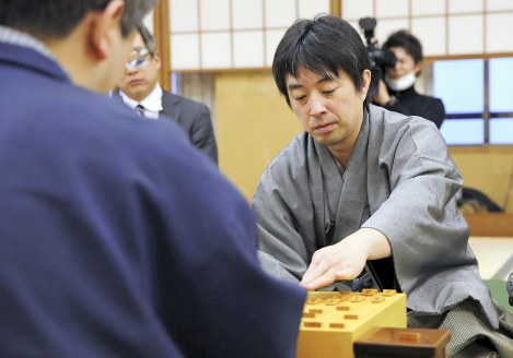 感想戦で対局を振り返る久保利明新王将（右）＝浜松市で１５日、小川昌宏撮影